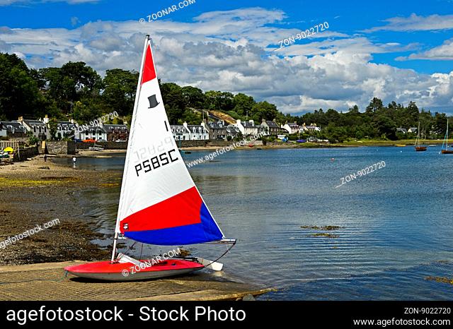 Segelboot am Strand von Plockton am Loch Carron, Ross and Cromarty, Schottisches Hochland, Schottland, Grossbritannien / Sailing boat on shore of Loch Carron in...
