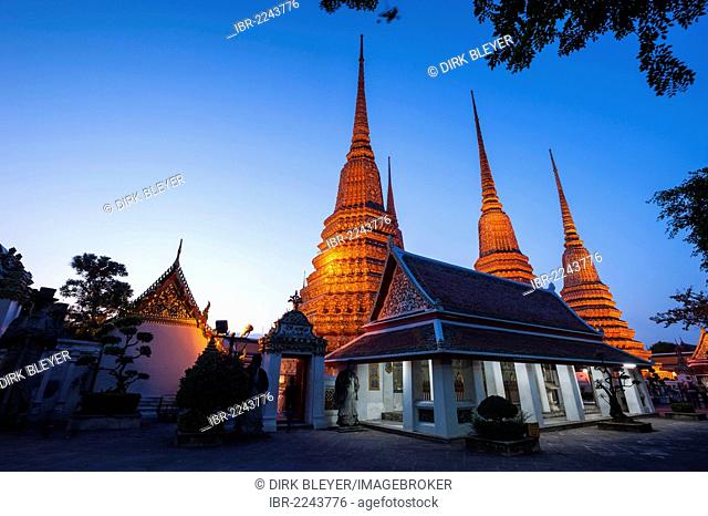 Large Chedis of the Phra Maha Chedi Si Ratchakan group, Wat Pho or Wat Phra Chetuphon, at dusk, Bangkok, Thailand, Asia