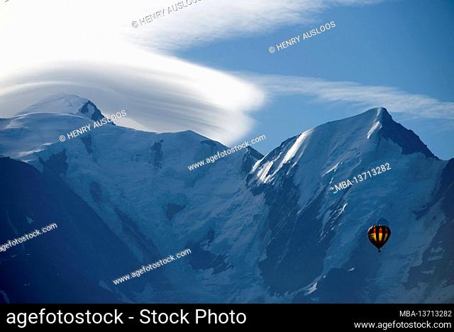 France, Haute-Savoie, Alps, Mont blanc (left 4807m) and Aiguille de Bionnassay (right 4052m), hot air balloons