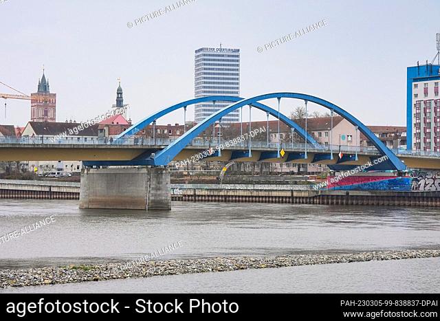 18 January 2023, Brandenburg, Frankfurt (Oder): The blue arches of the city bridge crossing the Oder River can be seen against the backdrop of the Oder Tower