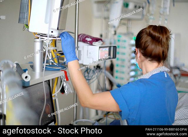 05 November 2021, Mecklenburg-Western Pomerania, Rostock: In the intensive care and monitoring area at Klinikum Südstadt
