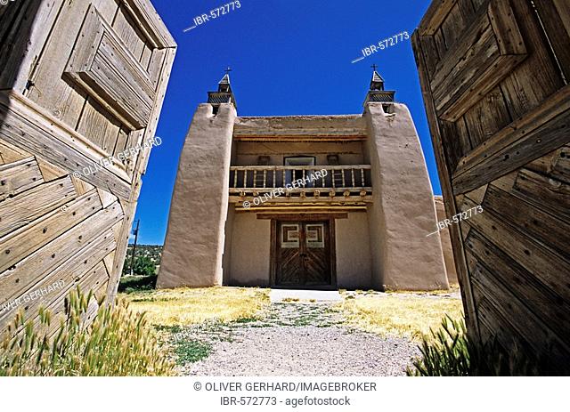 Church of San Jose de Gracia in Trampas at the High Road between Santa Fe and Taos, New Mexico, USA, America