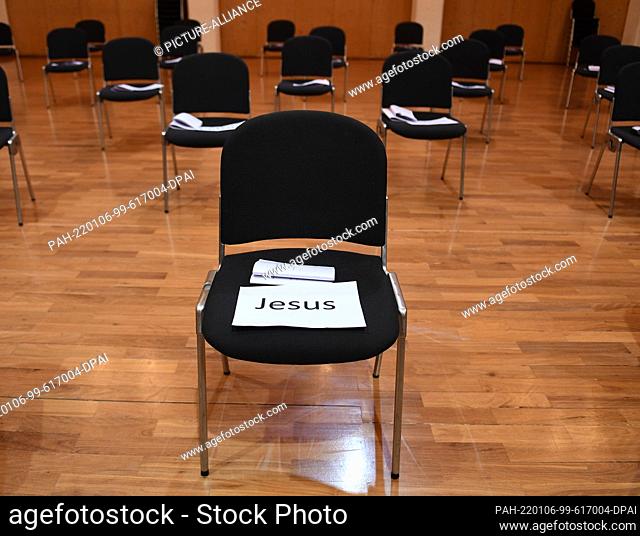 06 January 2022, Bavaria, Oberammergau: The still empty chair of the Jesus actor stands during the reading rehearsal for the 42nd Passion Play in the hall of...