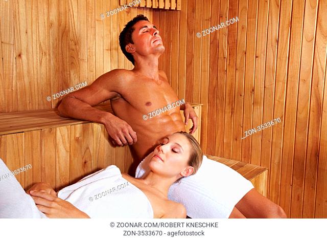 Junges attraktives Paar genießt die Ruhe in einer Sauna