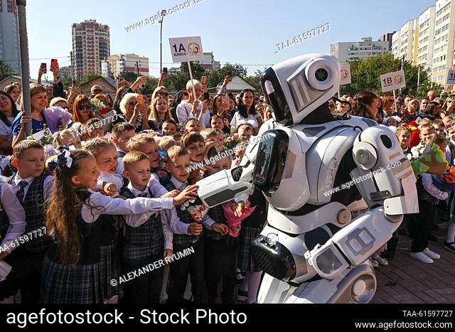 RUSSIA, RYAZAN - SEPTEMBER 1, 2023: An entertainer dressed as a robot performs to first-grade pupils during a ceremony on Knowledge Day to start a new academic...