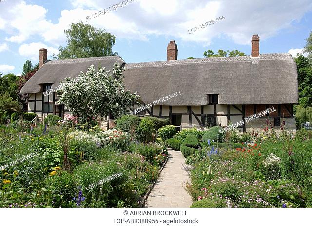England, Warwickshire, Shottery, Anne Hathaway's Cottage, a traditional English cottage that was the pre-marital home of William Shakespeare's wife, Anne