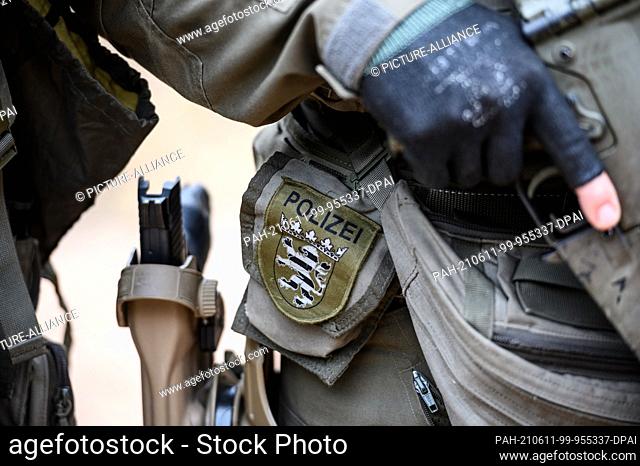 03 August 2020, Hessen, Lorch: An SEK officer stands with his weapon in the shooting range. The Hessian police opens a modernized shooting range for training on...