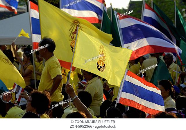 Tausende von Thailaender zelebrieren den Kroenungstag des Koenig Bhumibol auf dem Sanam Luang Park vor dem Wat Phra Kaew in der Stadt Bangkok in Thailand in...