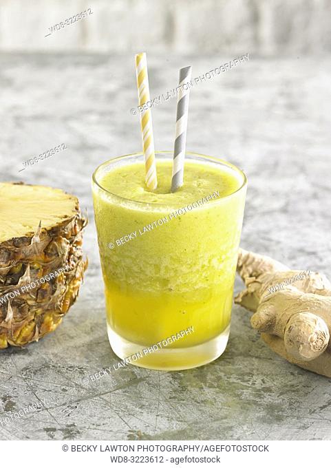 batido de piña con col y jengibre / Pineapple smoothie with cabbage and ginger