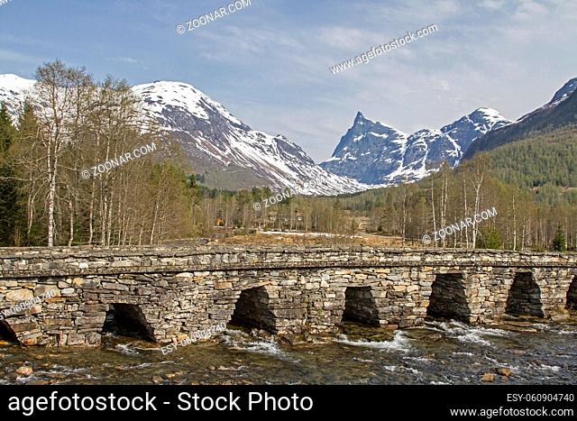 Die Horndøla-Brücke ist eine steinerne Bogenbrücke die über den Fluß Kvitla führt und 1810 errichtet wurde
