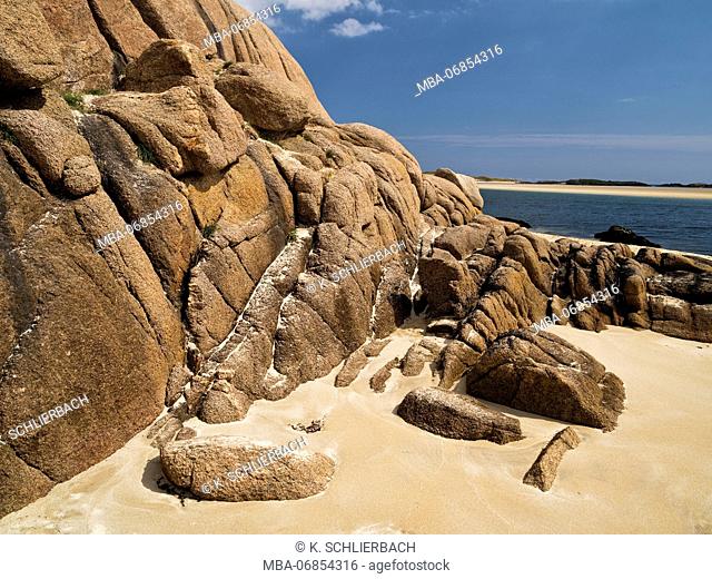 Ireland, Donegal, sandy beach and pink-coloured granite rocks at the Gweedore Bay close Derrybeg