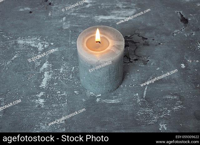 Brennende Kerze auf Beton - Burning candle on concrete