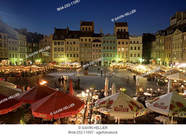 Street performers, cafes and stalls at dusk, Old Town Square Rynek Stare Miasto, UNESCO World Heritage Site, Warsaw, Poland, Europe