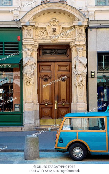 France, Lyon, Rue du Président Edouard Herriot, detail of facades, Mini Cooper car in front of a telamon porch, Photo Gilles Targat