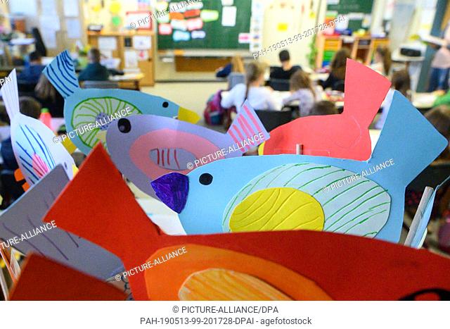 13 May 2019, Baden-Wuerttemberg, Remshalden: Paper birds stand in a primary school. Photo: Sebastian Gollnow/dpa. - Remshalden/Baden-Wuerttemberg/Germany