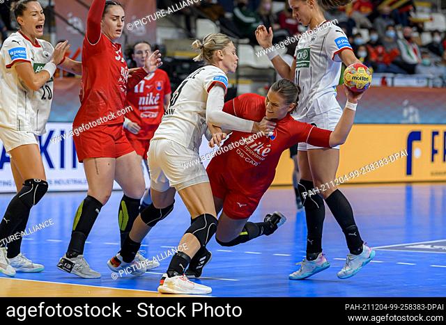 04 December 2021, Spain, Lliria: Handball, Women: World Cup, Slovakia - Germany, Preliminary Round, Group E, Matchday 2: l-r Emily Bölk (Germany / Ferencvaros...