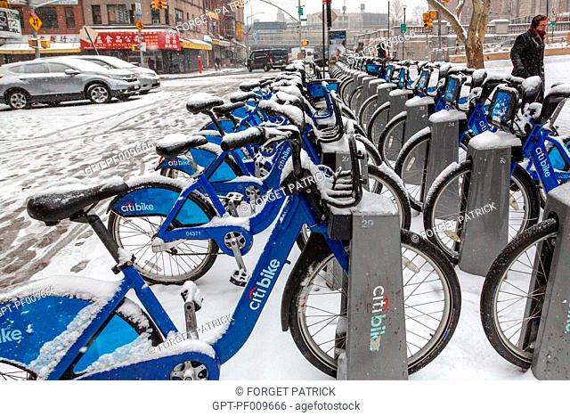 CITI BIKE, SELF-SERVE RENTAL BICYCLES, IN THE SNOW, MANHATTAN, NEW YORK, UNITED STATES, USA