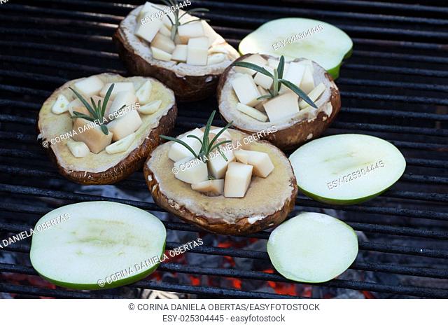 Picnic food: grilled porcini mushrooms filled with scamorza cheese and green apple slices