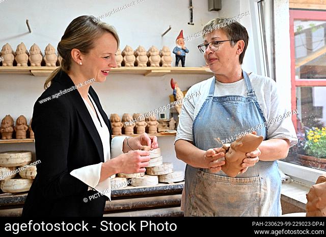 29 June 2023, Thuringia, Geratal: Tina Beer (Die Linke, l), Secretary of State for Culture in Thuringia, visits Kathrin Kleinert (r) at the Zwergstatt...