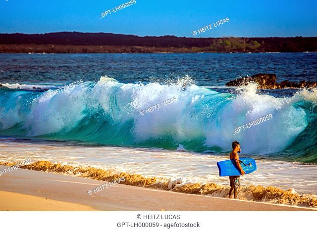 SURFER IN FRONT OF THE ROLLERS ON MAKENA, KIHEI, MAUI, HAWAII, UNITED STATES, USA