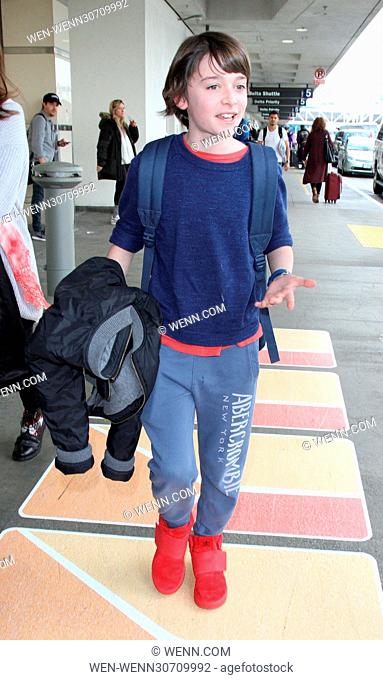  La estrella de Stranger Things, Noah Schnapp, llega al Aeropuerto Internacional de Los Ángeles con Noah..., Foto de Stock, Imagen Derechos Protegidos Pic.  WEN-WENN3