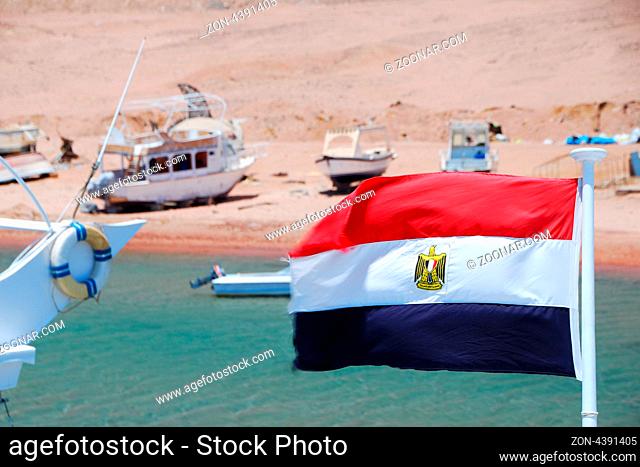 flagge oder fahne auf einem schiff in aegypten am meer und strand