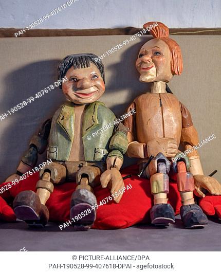 FILED - 07 May 2019, Brandenburg, Wilmersdorf: The carved figures Max and Moritz by puppeteer André Streine can be seen in his studio