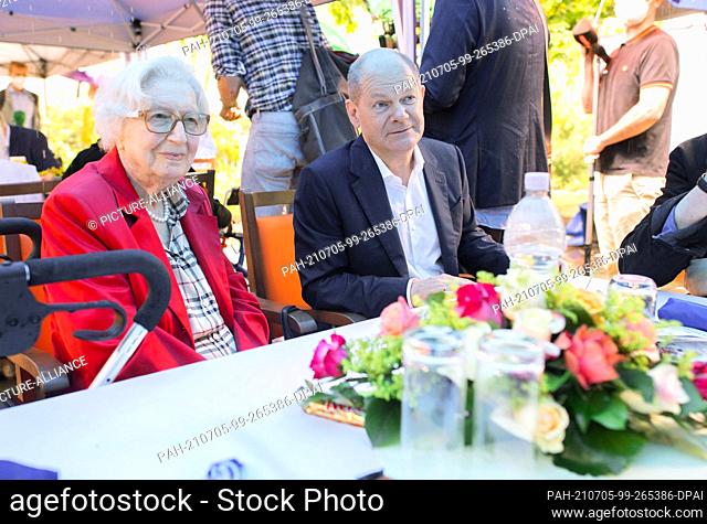05 July 2021, Lower Saxony, Langenhagen: Olaf Scholz (r), SPD candidate for chancellor and federal finance minister, sits with senior citizen Ursula Wilcke (94)...