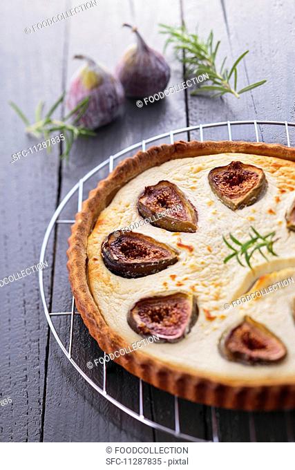 Tart with goat cheese and figs