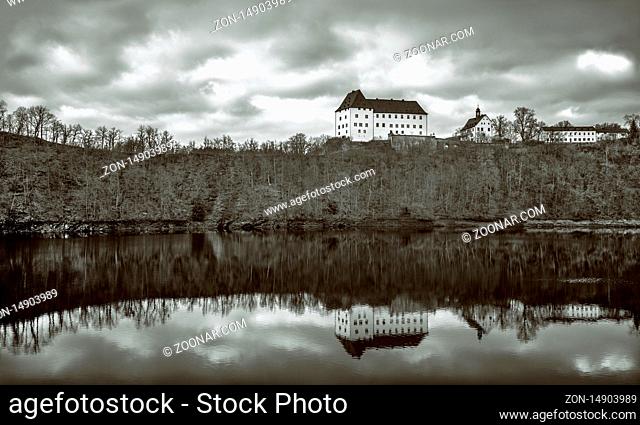 Schloss Burgk ist ein ehemaliges Schloss der Fürsten Reuß. Es liegt auf einem Felsplateau oberhalb der Talsperre Burgkhammer in Thüringen