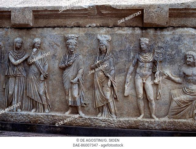 Male and female figures, marble sarcophagus decoration, detail, Aphrodisias, Turkey. Roman civilisation.  Geyre, Aphrodisias Museum (Archaeological Museum)