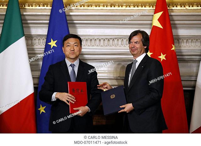 Liu Jianjun, signs the agreement with Carlo Messina, managing director of Intesa San Paolo during the Italy-China meeting at Villa Madama