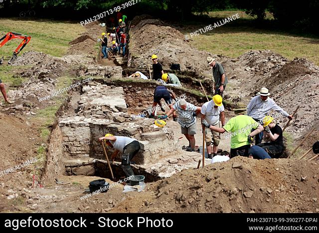 13 July 2023, Saxony-Anhalt, Wernigerode: Volunteers support the archaeological investigations at the former Himmenpforte monastery in Wernigerode