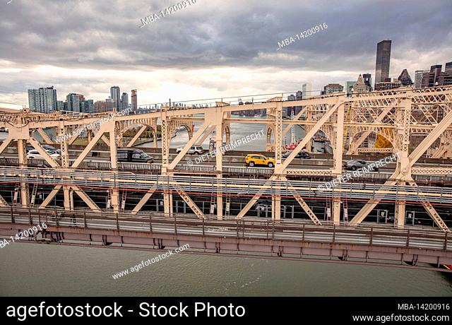 USA, New York City, Manhattan, Roosevelt Island, Queensboro Bridge, cable car