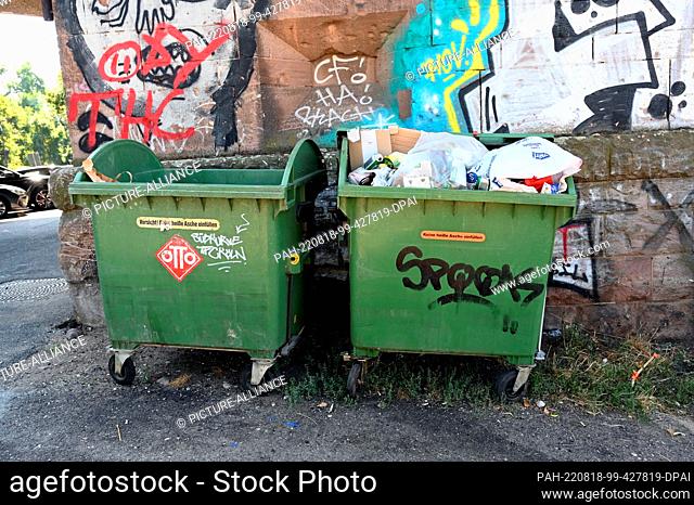 13 August 2022, North Rhine-Westphalia, Cologne: Dumpster standing in front of a wall with graffiti Photo: Horst Galuschka/dpa