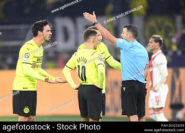 referee Michael OLIVER r. (ENG) sends Mats HUMMELS l. (DO) off the pitch, red card, expulsion, wrong decision, football Champions League