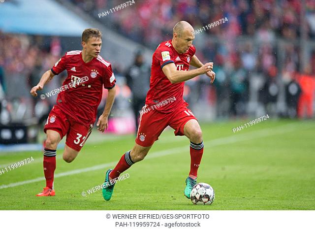 Joshua Kimmich (FC Bayern Munich) and Arjen Robben (FC Bayern Munich) on the ball GES / Football / 1. Bundesliga: FC Bayern Munich - Hanover 96, 04.05