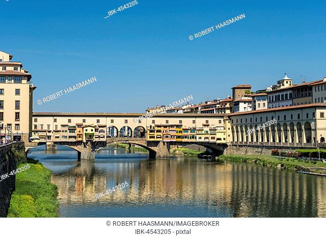 Ponte Vecchio bridge across the river Arno, Florence, Tuscany, Italy
