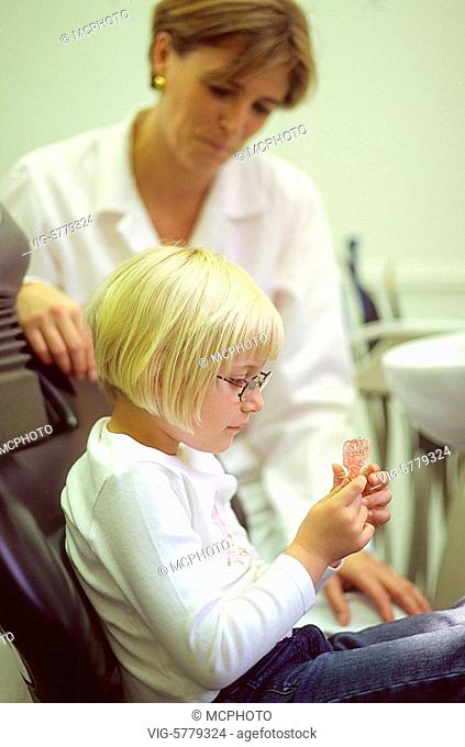 Eine Zahnaerztin behandelt ein Kind, 2004 - Germany, 05/04/2004