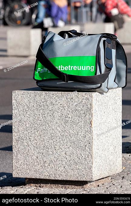 auf einem Betonquader stehende herrenlose Diensttasche, Berlin, Deutschland