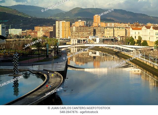 Puente de Deusto y paseo de Abandoibarra. Bilbao. Vizcaya. Pais Vasco. España. Europa