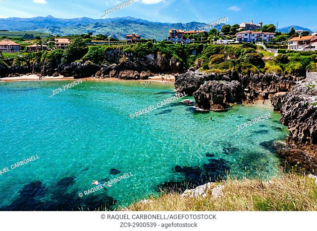 Furioso amante abrelatas Tourists on Puerto Chico beach, Llanes, Asturias, Spain, Foto de Stock,  Imagen Derechos Protegidos Pic. ZC9-2900613 | agefotostock