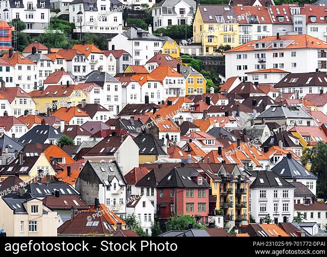 28 August 2023, Norway, Bergen: View over residential and commercial buildings in the historic old town of Bergen. Photo: Soeren Stache/dpa