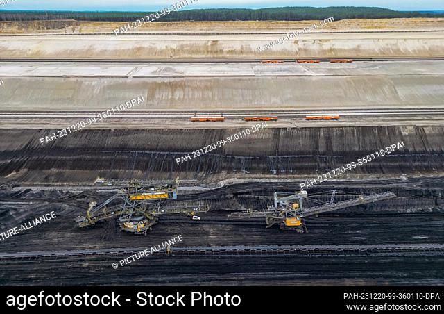 PRODUCTION - 19 December 2023, Brandenburg, Jänschwalde: A huge bucket wheel excavator stands at the coal seam in the Jänschwalde opencast lignite mine operated...