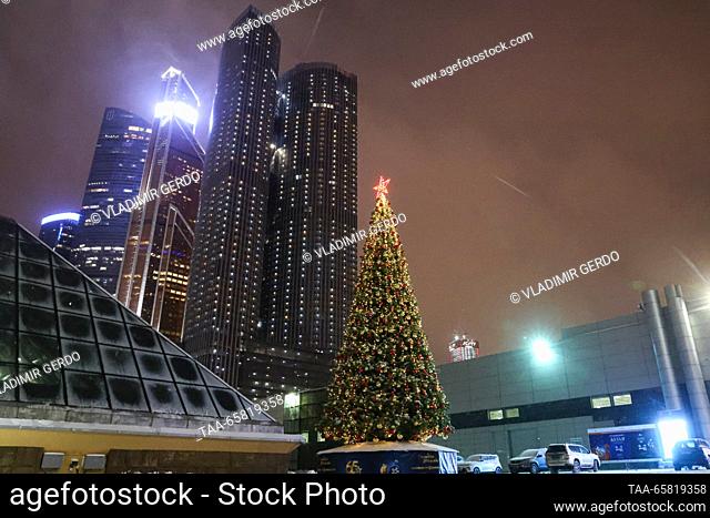 RUSSIA, MOSCOW - 16 de diciembre de 2023: Un árbol de Navidad decorado se ve cerca de las torres del Centro Internacional de Negocios de Moscú