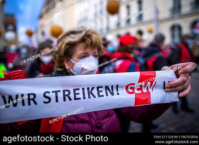 23 November 2021, Mecklenburg-Western Pomerania, Schwerin: Teachers and public service employees from Mecklenburg-Western Pomerania demonstrate in front of the...