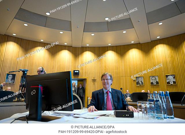 09 February 2018, North Rhine-Westphalia, Duesseldorf: Peter Biesenbach (CDU), North Rhine-Westphalian Minister of Justice, is waiting for the meeting to begin