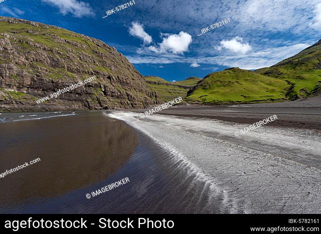 Sandy beach beach in bay surrounded by steep mountains, Saksun, Streymoy, Faroe Islands, Føroyar, Denmark, Europe