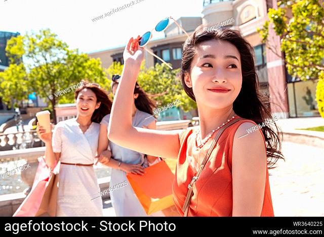 Happy young woman and best friend to go shopping shopping