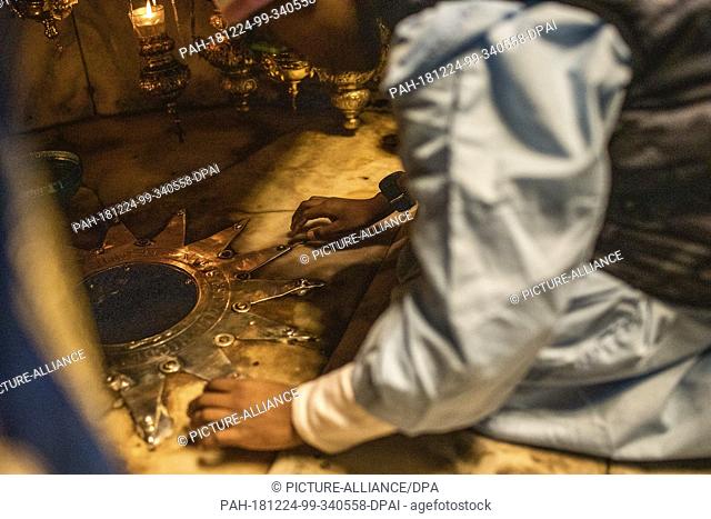 dpatop - 24 December 2018, Palestine. Autonomous areas, Bethlehem: A Christian prays at the birthplace of Jesus Christ in the Church of the Nativity in...